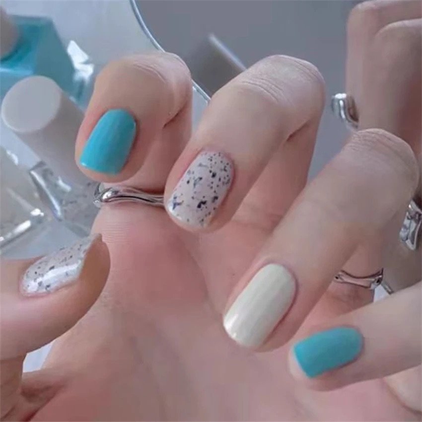 Uñas press on blanco crema azul semi cuadrada