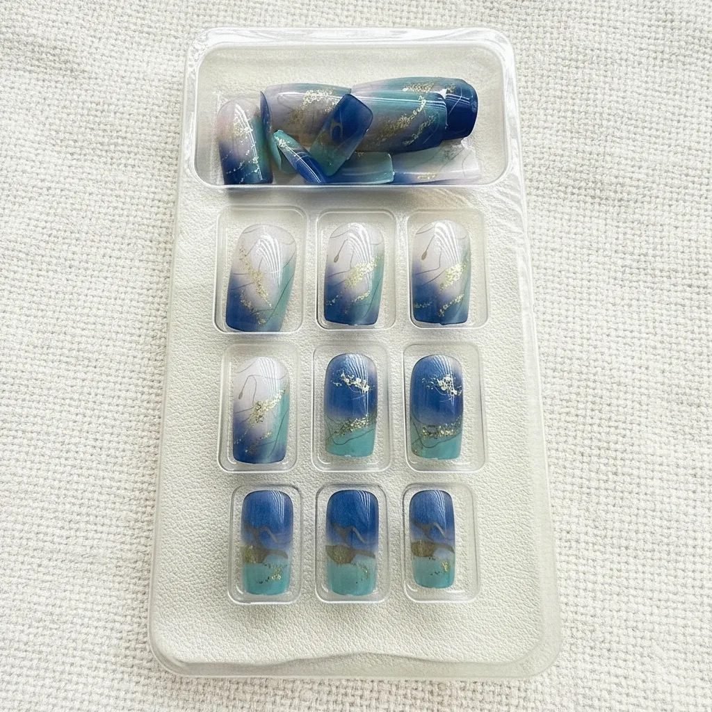 Uñas press on azul acero con toques dorados