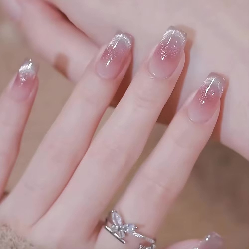 Uñas press on rosa reflejos plateados dorados ojo de gato