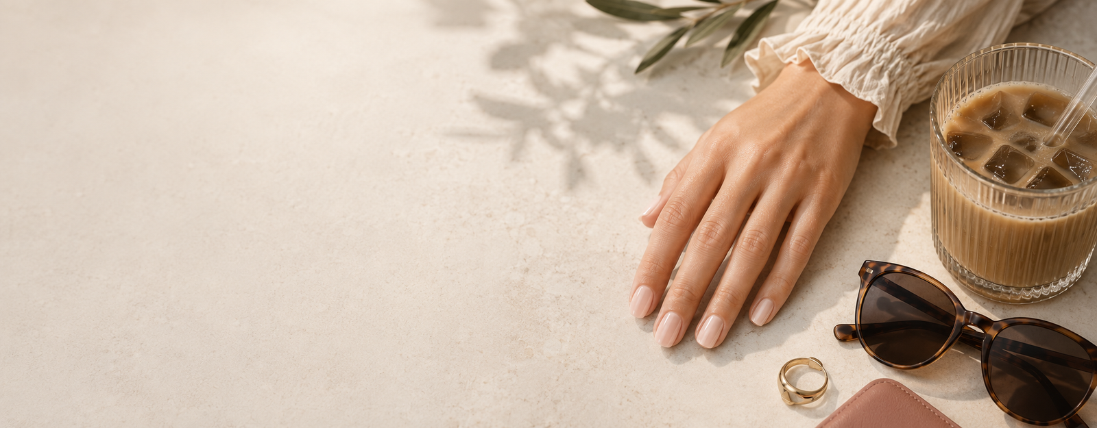 Manicure press-on nude SAELA en una escena editorial luminosa
